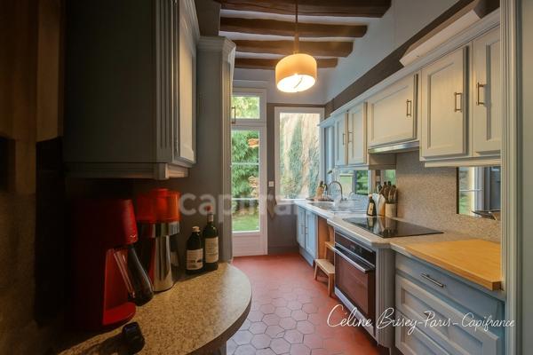 🏰 Hôtel particulier du XVIᵉ siècle – 250 m² habitables – 3 Chambres- Séjour 60M2 - Cour et jardin 300M2