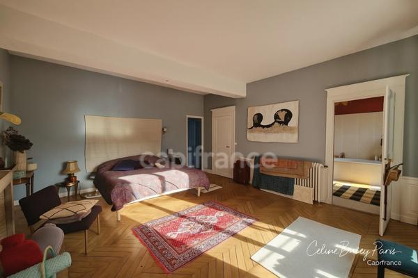 🏰 Hôtel particulier du XVIᵉ siècle – 250 m² habitables – 3 Chambres- Séjour 60M2 - Cour et jardin 300M2