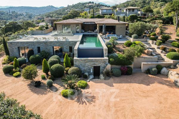 Villa d'exception avec piscine et vue mer