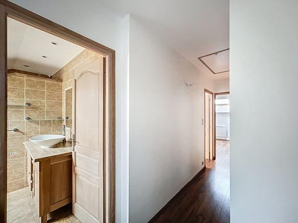 Appartement 4 pièces en duplex de 80 m² - coeur d'Aix-les-Bains- spacieux et fonctionnel, proche des commodités avec cave et parking