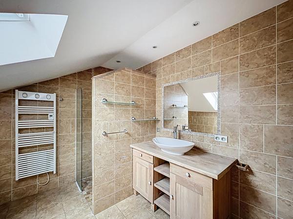 Appartement 4 pièces en duplex de 80 m² - coeur d'Aix-les-Bains- spacieux et fonctionnel, proche des commodités avec cave et parking