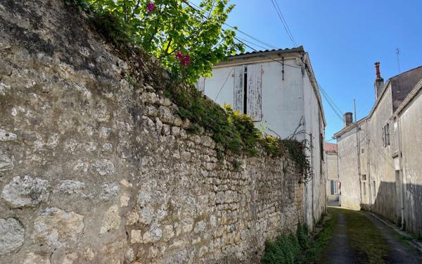 Immeuble à vendre    7 pièces •  Pont-l'Abbé-d'Arnoult
