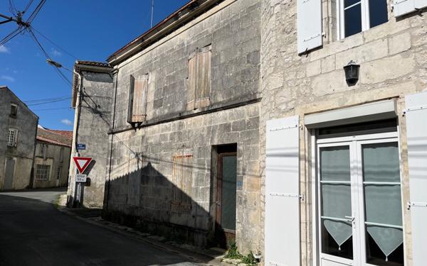 Immeuble à vendre    7 pièces •  Pont-l'Abbé-d'Arnoult