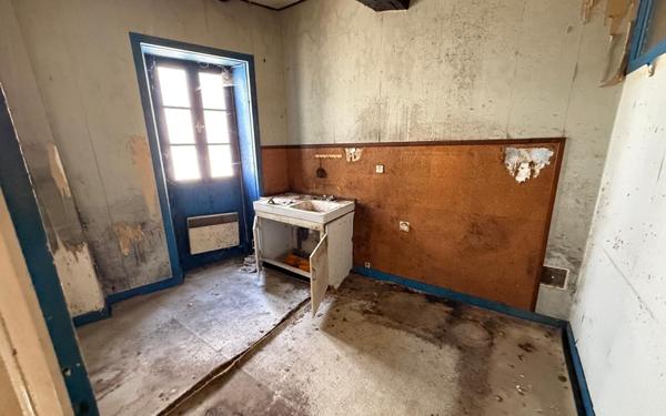 Immeuble à vendre    7 pièces •  Pont-l'Abbé-d'Arnoult