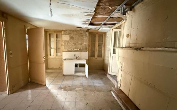 Immeuble à vendre    7 pièces •  Pont-l'Abbé-d'Arnoult