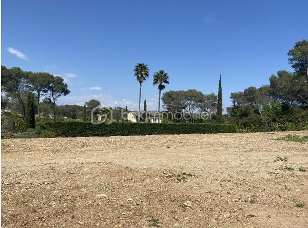 Terrain de 4 270 m²