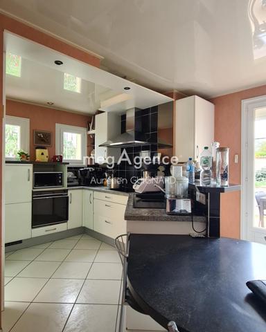 Maison à BRESSUIRE, 79300 - 14 pièces 164m²