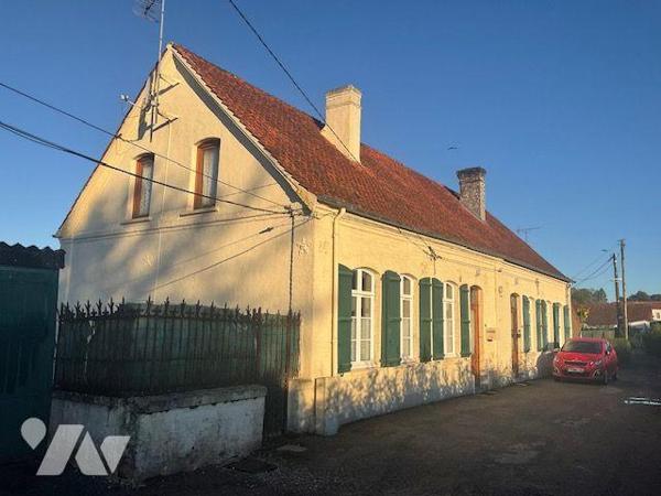 MAISON DE PLAIN-PIED AVEC GARAGE, comp. : cave, au RDC : entrée sur salon, salle à manger, coul...