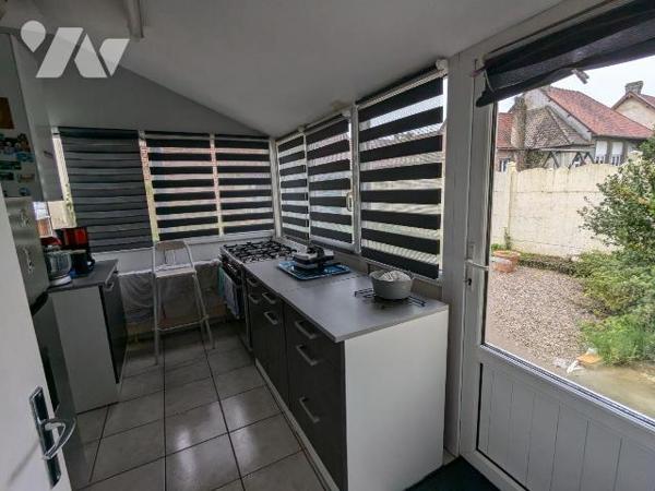 MAISON DE PLAIN-PIED AVEC GARAGE, comp. : cave, au RDC : entrée sur salon, salle à manger, coul...