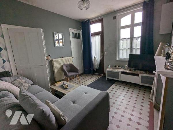 MAISON DE PLAIN-PIED AVEC GARAGE, comp. : cave, au RDC : entrée sur salon, salle à manger, coul...