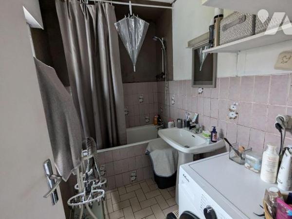 MAISON DE PLAIN-PIED AVEC GARAGE, comp. : cave, au RDC : entrée sur salon, salle à manger, coul...