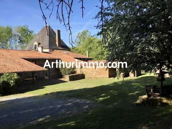 Vente                                                      Propriété
                        
                     10 pièces                      400 m2                     à Mauléon