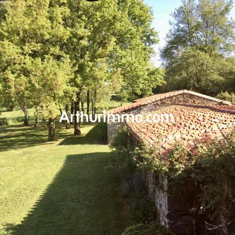 Vente                                                      Propriété
                        
                     10 pièces                      400 m2                     à Mauléon