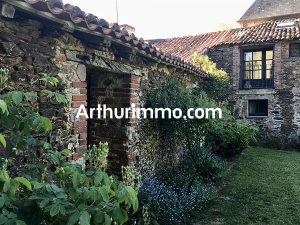 Vente                                                      Propriété
                        
                     10 pièces                      400 m2                     à Mauléon