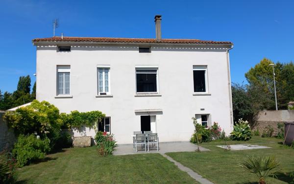 Maison à vendre    5 pièces •  Saint-Just-Luzac