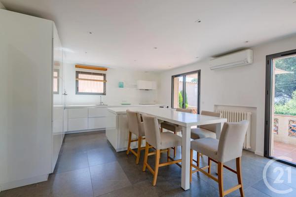 Maison à vendre  6 pièces - 166 m 2   STE MAXIME  - 83