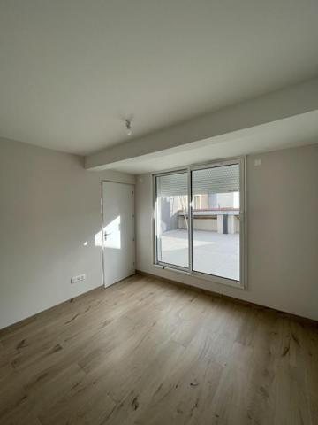 REF 12107 - F4 ENTIEREMENT REFAIT A NEUF AVEC TERRASSE