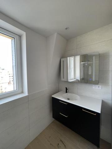 REF 12107 - F4 ENTIEREMENT REFAIT A NEUF AVEC TERRASSE