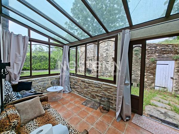 Maison en pierres avec terrain et piscine