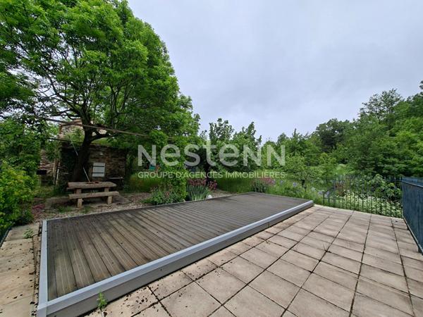 Maison en pierres avec terrain et piscine