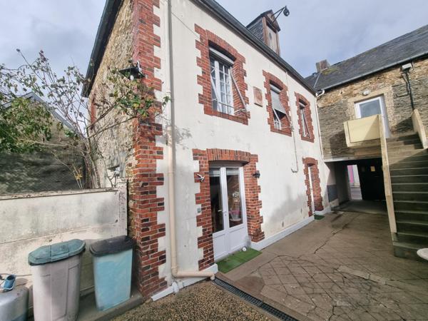 Immeuble avec commerce et logements – plein centre du Molay-Littry