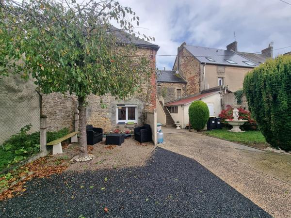 Immeuble avec commerce et logements – plein centre du Molay-Littry