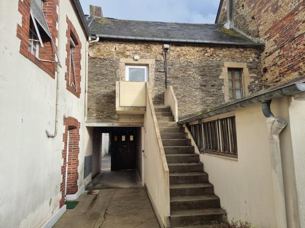 Immeuble avec commerce et logements – plein centre du Molay-Littry