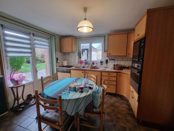 Immeuble avec commerce et logements – plein centre du Molay-Littry