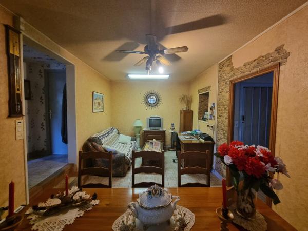 Immeuble avec commerce et logements – plein centre du Molay-Littry