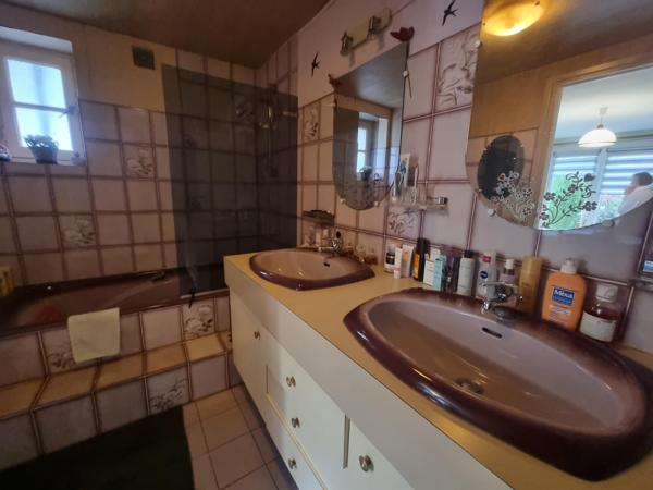 Immeuble avec commerce et logements – plein centre du Molay-Littry