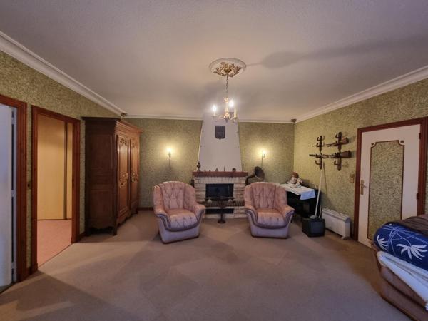 Immeuble avec commerce et logements – plein centre du Molay-Littry