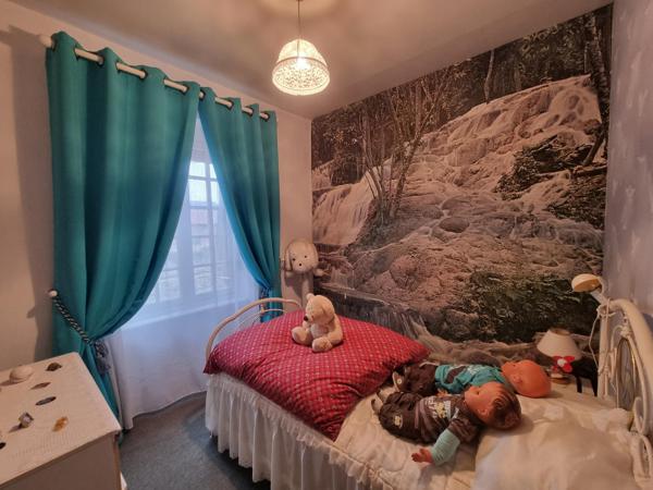 Immeuble avec commerce et logements – plein centre du Molay-Littry