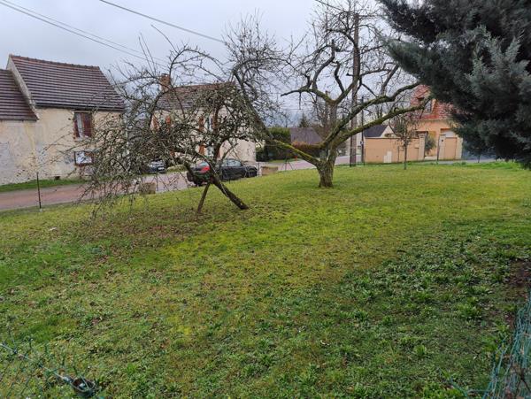 Joli terrain plat : écoles et commerces sur place.