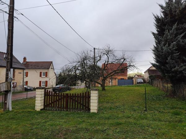 Joli terrain plat : écoles et commerces sur place.