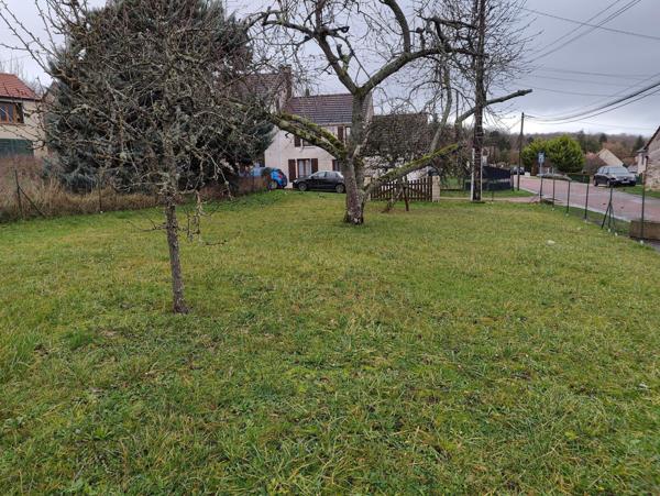 Joli terrain plat : écoles et commerces sur place.