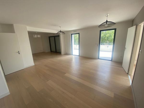 Bien rare de 139 m² dans résidence de standing ,usage professionnel ou résidentiel possible avec une terrasse de 62 m² 2 box fermés