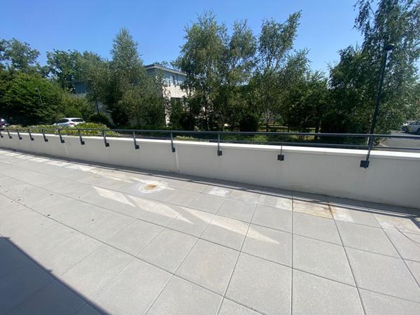 Bien rare de 139 m² dans résidence de standing ,usage professionnel ou résidentiel possible avec une terrasse de 62 m² 2 box fermés