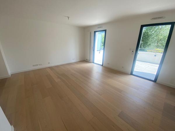 Bien rare de 139 m² dans résidence de standing ,usage professionnel ou résidentiel possible avec une terrasse de 62 m² 2 box fermés