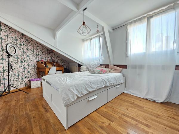 PUTEAUX: Hyper-Centre Ville, Appartement de 4 pièces de 101m² en Carrez e t 130m² au sol, avec balconnets et cave