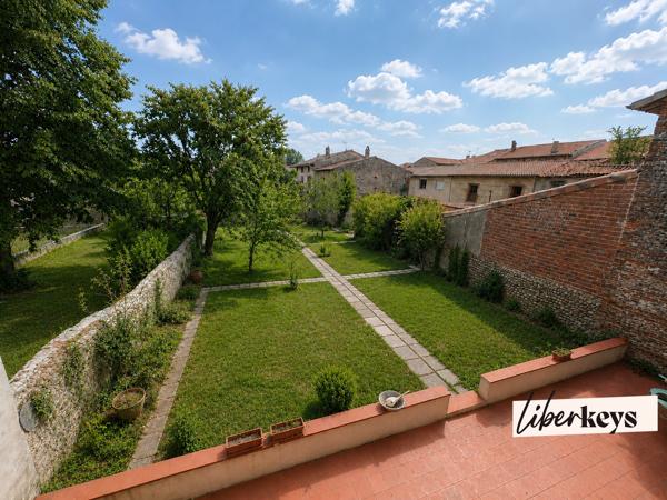 Maison T5 avec jardin, garage et vaste potentiel d’aménagement