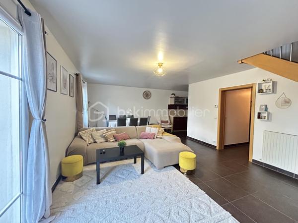 Maison familiale d'exception (2009) : 4 chambres dont suite parentale et mezzanine, jardin & garage – Limeil-Brévannes

Jérôme DREUMONT du réseau BSK Immobilier vous propose  (en exclusivité) ce bien coup de coeur 

Offrant un cadre de vie idéal pour une famille, découvrez cette belle maison mitoyenne d'un seul côté (côté garage), offrant 102 m² habitables (116 m² au sol). 
Située au calme dans une résidence privée, fermée et sécurisée, elle séduit par son agencement optimal, ses prestations soignées et sa proximité immédiate avec les écoles, transports et commerces.

🌿 Au rez-de-chaussée : Pièce de vie & Jardin
Entrée accueillante avec premier WC indépendant.

Double salon-séjour lumineux donnant sur le coin cuisine.

Accès direct à la terrasse ensoleillée et au jardin clos de plus de 100 m².

Accès intérieur au garage fermé de 15 m².

🛏️ Au 1er étage : L'espace nuit complet (4 pièces + commodités)
Une suite parentale (plus de 11 m²) avec sa salle d'eau privative attenante et placards intégrés (sur mesure).

2 autres chambres lumineuses.

Une 4e pièce polyvalente (anciennement 4e chambre, actuellement aménagée en bureau) avec placards sur mesure, équipée d'un escalier menant à une mezzanine privée de 16,50 m² au sol.

Une grande salle de bain familiale avec double vasque.

Un deuxième WC indépendant.

🚗 Extérieurs & Stationnement :
Jardin privatif sans vis-à-vis direct avec terrasse.

Garage fermé (15 m²) + 2 places de parking privatives devant la maison.

📍 Emplacement idéal pour la vie de famille :
Écoles : Maternelle et primaire Anatole France à 5 min à pied, collège à 7-8 min.

Transports : Bus 427 et 428 à proximité, accès rapide au Câble C1 (Câble A1)

Commerces : Petit Auchan à 650 m, Lidl à moins d'1 km.

🛠️ Diagnostics & Équipements irréprochables :
DPE : Classe C (Excellente isolation, dépenses estimées entre 1 280 € et 1 790 €/an).

Construction récente (2009) : Double vitrage, chauffage individuel au gaz.

Zéro anomalie : Installations électrique et gaz parfaitement conformes.

Assainissement conforme.

💡 L'avis du professionnel :
Une maison particulièrement fonctionnelle où tout le pôle nuit et travail se trouve réuni au 1er étage, complété par le volume coup de cœur de la mezzanine. Entre l'absence totale d'anomalies techniques et la classe DPE C, c'est un bien « clé en main ».

Soyez les premiers à la visiter!
