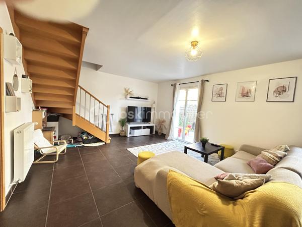 Maison familiale d'exception (2009) : 4 chambres dont suite parentale et mezzanine, jardin & garage – Limeil-Brévannes

Jérôme DREUMONT du réseau BSK Immobilier vous propose  (en exclusivité) ce bien coup de coeur 

Offrant un cadre de vie idéal pour une famille, découvrez cette belle maison mitoyenne d'un seul côté (côté garage), offrant 102 m² habitables (116 m² au sol). 
Située au calme dans une résidence privée, fermée et sécurisée, elle séduit par son agencement optimal, ses prestations soignées et sa proximité immédiate avec les écoles, transports et commerces.

🌿 Au rez-de-chaussée : Pièce de vie & Jardin
Entrée accueillante avec premier WC indépendant.

Double salon-séjour lumineux donnant sur le coin cuisine.

Accès direct à la terrasse ensoleillée et au jardin clos de plus de 100 m².

Accès intérieur au garage fermé de 15 m².

🛏️ Au 1er étage : L'espace nuit complet (4 pièces + commodités)
Une suite parentale (plus de 11 m²) avec sa salle d'eau privative attenante et placards intégrés (sur mesure).

2 autres chambres lumineuses.

Une 4e pièce polyvalente (anciennement 4e chambre, actuellement aménagée en bureau) avec placards sur mesure, équipée d'un escalier menant à une mezzanine privée de 16,50 m² au sol.

Une grande salle de bain familiale avec double vasque.

Un deuxième WC indépendant.

🚗 Extérieurs & Stationnement :
Jardin privatif sans vis-à-vis direct avec terrasse.

Garage fermé (15 m²) + 2 places de parking privatives devant la maison.

📍 Emplacement idéal pour la vie de famille :
Écoles : Maternelle et primaire Anatole France à 5 min à pied, collège à 7-8 min.

Transports : Bus 427 et 428 à proximité, accès rapide au Câble C1 (Câble A1)

Commerces : Petit Auchan à 650 m, Lidl à moins d'1 km.

🛠️ Diagnostics & Équipements irréprochables :
DPE : Classe C (Excellente isolation, dépenses estimées entre 1 280 € et 1 790 €/an).

Construction récente (2009) : Double vitrage, chauffage individuel au gaz.

Zéro anomalie : Installations électrique et gaz parfaitement conformes.

Assainissement conforme.

💡 L'avis du professionnel :
Une maison particulièrement fonctionnelle où tout le pôle nuit et travail se trouve réuni au 1er étage, complété par le volume coup de cœur de la mezzanine. Entre l'absence totale d'anomalies techniques et la classe DPE C, c'est un bien « clé en main ».

Soyez les premiers à la visiter!