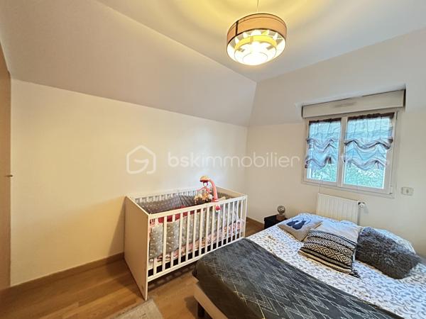 Maison familiale d'exception (2009) : 4 chambres dont suite parentale et mezzanine, jardin & garage – Limeil-Brévannes

Jérôme DREUMONT du réseau BSK Immobilier vous propose  (en exclusivité) ce bien coup de coeur 

Offrant un cadre de vie idéal pour une famille, découvrez cette belle maison mitoyenne d'un seul côté (côté garage), offrant 102 m² habitables (116 m² au sol). 
Située au calme dans une résidence privée, fermée et sécurisée, elle séduit par son agencement optimal, ses prestations soignées et sa proximité immédiate avec les écoles, transports et commerces.

🌿 Au rez-de-chaussée : Pièce de vie & Jardin
Entrée accueillante avec premier WC indépendant.

Double salon-séjour lumineux donnant sur le coin cuisine.

Accès direct à la terrasse ensoleillée et au jardin clos de plus de 100 m².

Accès intérieur au garage fermé de 15 m².

🛏️ Au 1er étage : L'espace nuit complet (4 pièces + commodités)
Une suite parentale (plus de 11 m²) avec sa salle d'eau privative attenante et placards intégrés (sur mesure).

2 autres chambres lumineuses.

Une 4e pièce polyvalente (anciennement 4e chambre, actuellement aménagée en bureau) avec placards sur mesure, équipée d'un escalier menant à une mezzanine privée de 16,50 m² au sol.

Une grande salle de bain familiale avec double vasque.

Un deuxième WC indépendant.

🚗 Extérieurs & Stationnement :
Jardin privatif sans vis-à-vis direct avec terrasse.

Garage fermé (15 m²) + 2 places de parking privatives devant la maison.

📍 Emplacement idéal pour la vie de famille :
Écoles : Maternelle et primaire Anatole France à 5 min à pied, collège à 7-8 min.

Transports : Bus 427 et 428 à proximité, accès rapide au Câble C1 (Câble A1)

Commerces : Petit Auchan à 650 m, Lidl à moins d'1 km.

🛠️ Diagnostics & Équipements irréprochables :
DPE : Classe C (Excellente isolation, dépenses estimées entre 1 280 € et 1 790 €/an).

Construction récente (2009) : Double vitrage, chauffage individuel au gaz.

Zéro anomalie : Installations électrique et gaz parfaitement conformes.

Assainissement conforme.

💡 L'avis du professionnel :
Une maison particulièrement fonctionnelle où tout le pôle nuit et travail se trouve réuni au 1er étage, complété par le volume coup de cœur de la mezzanine. Entre l'absence totale d'anomalies techniques et la classe DPE C, c'est un bien « clé en main ».

Soyez les premiers à la visiter!