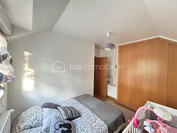 Maison familiale d'exception (2009) : 4 chambres dont suite parentale et mezzanine, jardin & garage – Limeil-Brévannes

Jérôme DREUMONT du réseau BSK Immobilier vous propose  (en exclusivité) ce bien coup de coeur 

Offrant un cadre de vie idéal pour une famille, découvrez cette belle maison mitoyenne d'un seul côté (côté garage), offrant 102 m² habitables (116 m² au sol). 
Située au calme dans une résidence privée, fermée et sécurisée, elle séduit par son agencement optimal, ses prestations soignées et sa proximité immédiate avec les écoles, transports et commerces.

🌿 Au rez-de-chaussée : Pièce de vie & Jardin
Entrée accueillante avec premier WC indépendant.

Double salon-séjour lumineux donnant sur le coin cuisine.

Accès direct à la terrasse ensoleillée et au jardin clos de plus de 100 m².

Accès intérieur au garage fermé de 15 m².

🛏️ Au 1er étage : L'espace nuit complet (4 pièces + commodités)
Une suite parentale (plus de 11 m²) avec sa salle d'eau privative attenante et placards intégrés (sur mesure).

2 autres chambres lumineuses.

Une 4e pièce polyvalente (anciennement 4e chambre, actuellement aménagée en bureau) avec placards sur mesure, équipée d'un escalier menant à une mezzanine privée de 16,50 m² au sol.

Une grande salle de bain familiale avec double vasque.

Un deuxième WC indépendant.

🚗 Extérieurs & Stationnement :
Jardin privatif sans vis-à-vis direct avec terrasse.

Garage fermé (15 m²) + 2 places de parking privatives devant la maison.

📍 Emplacement idéal pour la vie de famille :
Écoles : Maternelle et primaire Anatole France à 5 min à pied, collège à 7-8 min.

Transports : Bus 427 et 428 à proximité, accès rapide au Câble C1 (Câble A1)

Commerces : Petit Auchan à 650 m, Lidl à moins d'1 km.

🛠️ Diagnostics & Équipements irréprochables :
DPE : Classe C (Excellente isolation, dépenses estimées entre 1 280 € et 1 790 €/an).

Construction récente (2009) : Double vitrage, chauffage individuel au gaz.

Zéro anomalie : Installations électrique et gaz parfaitement conformes.

Assainissement conforme.

💡 L'avis du professionnel :
Une maison particulièrement fonctionnelle où tout le pôle nuit et travail se trouve réuni au 1er étage, complété par le volume coup de cœur de la mezzanine. Entre l'absence totale d'anomalies techniques et la classe DPE C, c'est un bien « clé en main ».

Soyez les premiers à la visiter!