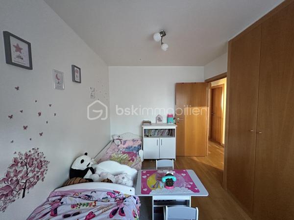 Maison familiale d'exception (2009) : 4 chambres dont suite parentale et mezzanine, jardin & garage – Limeil-Brévannes

Jérôme DREUMONT du réseau BSK Immobilier vous propose  (en exclusivité) ce bien coup de coeur 

Offrant un cadre de vie idéal pour une famille, découvrez cette belle maison mitoyenne d'un seul côté (côté garage), offrant 102 m² habitables (116 m² au sol). 
Située au calme dans une résidence privée, fermée et sécurisée, elle séduit par son agencement optimal, ses prestations soignées et sa proximité immédiate avec les écoles, transports et commerces.

🌿 Au rez-de-chaussée : Pièce de vie & Jardin
Entrée accueillante avec premier WC indépendant.

Double salon-séjour lumineux donnant sur le coin cuisine.

Accès direct à la terrasse ensoleillée et au jardin clos de plus de 100 m².

Accès intérieur au garage fermé de 15 m².

🛏️ Au 1er étage : L'espace nuit complet (4 pièces + commodités)
Une suite parentale (plus de 11 m²) avec sa salle d'eau privative attenante et placards intégrés (sur mesure).

2 autres chambres lumineuses.

Une 4e pièce polyvalente (anciennement 4e chambre, actuellement aménagée en bureau) avec placards sur mesure, équipée d'un escalier menant à une mezzanine privée de 16,50 m² au sol.

Une grande salle de bain familiale avec double vasque.

Un deuxième WC indépendant.

🚗 Extérieurs & Stationnement :
Jardin privatif sans vis-à-vis direct avec terrasse.

Garage fermé (15 m²) + 2 places de parking privatives devant la maison.

📍 Emplacement idéal pour la vie de famille :
Écoles : Maternelle et primaire Anatole France à 5 min à pied, collège à 7-8 min.

Transports : Bus 427 et 428 à proximité, accès rapide au Câble C1 (Câble A1)

Commerces : Petit Auchan à 650 m, Lidl à moins d'1 km.

🛠️ Diagnostics & Équipements irréprochables :
DPE : Classe C (Excellente isolation, dépenses estimées entre 1 280 € et 1 790 €/an).

Construction récente (2009) : Double vitrage, chauffage individuel au gaz.

Zéro anomalie : Installations électrique et gaz parfaitement conformes.

Assainissement conforme.

💡 L'avis du professionnel :
Une maison particulièrement fonctionnelle où tout le pôle nuit et travail se trouve réuni au 1er étage, complété par le volume coup de cœur de la mezzanine. Entre l'absence totale d'anomalies techniques et la classe DPE C, c'est un bien « clé en main ».

Soyez les premiers à la visiter!