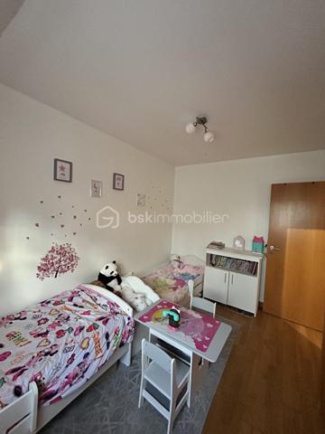 Maison familiale d'exception (2009) : 4 chambres dont suite parentale et mezzanine, jardin & garage – Limeil-Brévannes

Jérôme DREUMONT du réseau BSK Immobilier vous propose  (en exclusivité) ce bien coup de coeur 

Offrant un cadre de vie idéal pour une famille, découvrez cette belle maison mitoyenne d'un seul côté (côté garage), offrant 102 m² habitables (116 m² au sol). 
Située au calme dans une résidence privée, fermée et sécurisée, elle séduit par son agencement optimal, ses prestations soignées et sa proximité immédiate avec les écoles, transports et commerces.

🌿 Au rez-de-chaussée : Pièce de vie & Jardin
Entrée accueillante avec premier WC indépendant.

Double salon-séjour lumineux donnant sur le coin cuisine.

Accès direct à la terrasse ensoleillée et au jardin clos de plus de 100 m².

Accès intérieur au garage fermé de 15 m².

🛏️ Au 1er étage : L'espace nuit complet (4 pièces + commodités)
Une suite parentale (plus de 11 m²) avec sa salle d'eau privative attenante et placards intégrés (sur mesure).

2 autres chambres lumineuses.

Une 4e pièce polyvalente (anciennement 4e chambre, actuellement aménagée en bureau) avec placards sur mesure, équipée d'un escalier menant à une mezzanine privée de 16,50 m² au sol.

Une grande salle de bain familiale avec double vasque.

Un deuxième WC indépendant.

🚗 Extérieurs & Stationnement :
Jardin privatif sans vis-à-vis direct avec terrasse.

Garage fermé (15 m²) + 2 places de parking privatives devant la maison.

📍 Emplacement idéal pour la vie de famille :
Écoles : Maternelle et primaire Anatole France à 5 min à pied, collège à 7-8 min.

Transports : Bus 427 et 428 à proximité, accès rapide au Câble C1 (Câble A1)

Commerces : Petit Auchan à 650 m, Lidl à moins d'1 km.

🛠️ Diagnostics & Équipements irréprochables :
DPE : Classe C (Excellente isolation, dépenses estimées entre 1 280 € et 1 790 €/an).

Construction récente (2009) : Double vitrage, chauffage individuel au gaz.

Zéro anomalie : Installations électrique et gaz parfaitement conformes.

Assainissement conforme.

💡 L'avis du professionnel :
Une maison particulièrement fonctionnelle où tout le pôle nuit et travail se trouve réuni au 1er étage, complété par le volume coup de cœur de la mezzanine. Entre l'absence totale d'anomalies techniques et la classe DPE C, c'est un bien « clé en main ».

Soyez les premiers à la visiter!