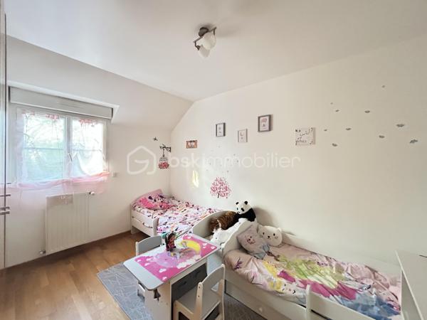 Maison familiale d'exception (2009) : 4 chambres dont suite parentale et mezzanine, jardin & garage – Limeil-Brévannes

Jérôme DREUMONT du réseau BSK Immobilier vous propose  (en exclusivité) ce bien coup de coeur 

Offrant un cadre de vie idéal pour une famille, découvrez cette belle maison mitoyenne d'un seul côté (côté garage), offrant 102 m² habitables (116 m² au sol). 
Située au calme dans une résidence privée, fermée et sécurisée, elle séduit par son agencement optimal, ses prestations soignées et sa proximité immédiate avec les écoles, transports et commerces.

🌿 Au rez-de-chaussée : Pièce de vie & Jardin
Entrée accueillante avec premier WC indépendant.

Double salon-séjour lumineux donnant sur le coin cuisine.

Accès direct à la terrasse ensoleillée et au jardin clos de plus de 100 m².

Accès intérieur au garage fermé de 15 m².

🛏️ Au 1er étage : L'espace nuit complet (4 pièces + commodités)
Une suite parentale (plus de 11 m²) avec sa salle d'eau privative attenante et placards intégrés (sur mesure).

2 autres chambres lumineuses.

Une 4e pièce polyvalente (anciennement 4e chambre, actuellement aménagée en bureau) avec placards sur mesure, équipée d'un escalier menant à une mezzanine privée de 16,50 m² au sol.

Une grande salle de bain familiale avec double vasque.

Un deuxième WC indépendant.

🚗 Extérieurs & Stationnement :
Jardin privatif sans vis-à-vis direct avec terrasse.

Garage fermé (15 m²) + 2 places de parking privatives devant la maison.

📍 Emplacement idéal pour la vie de famille :
Écoles : Maternelle et primaire Anatole France à 5 min à pied, collège à 7-8 min.

Transports : Bus 427 et 428 à proximité, accès rapide au Câble C1 (Câble A1)

Commerces : Petit Auchan à 650 m, Lidl à moins d'1 km.

🛠️ Diagnostics & Équipements irréprochables :
DPE : Classe C (Excellente isolation, dépenses estimées entre 1 280 € et 1 790 €/an).

Construction récente (2009) : Double vitrage, chauffage individuel au gaz.

Zéro anomalie : Installations électrique et gaz parfaitement conformes.

Assainissement conforme.

💡 L'avis du professionnel :
Une maison particulièrement fonctionnelle où tout le pôle nuit et travail se trouve réuni au 1er étage, complété par le volume coup de cœur de la mezzanine. Entre l'absence totale d'anomalies techniques et la classe DPE C, c'est un bien « clé en main ».

Soyez les premiers à la visiter!