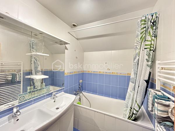 Maison familiale d'exception (2009) : 4 chambres dont suite parentale et mezzanine, jardin & garage – Limeil-Brévannes

Jérôme DREUMONT du réseau BSK Immobilier vous propose  (en exclusivité) ce bien coup de coeur 

Offrant un cadre de vie idéal pour une famille, découvrez cette belle maison mitoyenne d'un seul côté (côté garage), offrant 102 m² habitables (116 m² au sol). 
Située au calme dans une résidence privée, fermée et sécurisée, elle séduit par son agencement optimal, ses prestations soignées et sa proximité immédiate avec les écoles, transports et commerces.

🌿 Au rez-de-chaussée : Pièce de vie & Jardin
Entrée accueillante avec premier WC indépendant.

Double salon-séjour lumineux donnant sur le coin cuisine.

Accès direct à la terrasse ensoleillée et au jardin clos de plus de 100 m².

Accès intérieur au garage fermé de 15 m².

🛏️ Au 1er étage : L'espace nuit complet (4 pièces + commodités)
Une suite parentale (plus de 11 m²) avec sa salle d'eau privative attenante et placards intégrés (sur mesure).

2 autres chambres lumineuses.

Une 4e pièce polyvalente (anciennement 4e chambre, actuellement aménagée en bureau) avec placards sur mesure, équipée d'un escalier menant à une mezzanine privée de 16,50 m² au sol.

Une grande salle de bain familiale avec double vasque.

Un deuxième WC indépendant.

🚗 Extérieurs & Stationnement :
Jardin privatif sans vis-à-vis direct avec terrasse.

Garage fermé (15 m²) + 2 places de parking privatives devant la maison.

📍 Emplacement idéal pour la vie de famille :
Écoles : Maternelle et primaire Anatole France à 5 min à pied, collège à 7-8 min.

Transports : Bus 427 et 428 à proximité, accès rapide au Câble C1 (Câble A1)

Commerces : Petit Auchan à 650 m, Lidl à moins d'1 km.

🛠️ Diagnostics & Équipements irréprochables :
DPE : Classe C (Excellente isolation, dépenses estimées entre 1 280 € et 1 790 €/an).

Construction récente (2009) : Double vitrage, chauffage individuel au gaz.

Zéro anomalie : Installations électrique et gaz parfaitement conformes.

Assainissement conforme.

💡 L'avis du professionnel :
Une maison particulièrement fonctionnelle où tout le pôle nuit et travail se trouve réuni au 1er étage, complété par le volume coup de cœur de la mezzanine. Entre l'absence totale d'anomalies techniques et la classe DPE C, c'est un bien « clé en main ».

Soyez les premiers à la visiter!