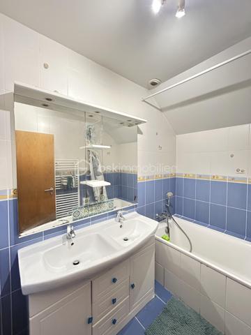 Maison familiale d'exception (2009) : 4 chambres dont suite parentale et mezzanine, jardin & garage – Limeil-Brévannes

Jérôme DREUMONT du réseau BSK Immobilier vous propose  (en exclusivité) ce bien coup de coeur 

Offrant un cadre de vie idéal pour une famille, découvrez cette belle maison mitoyenne d'un seul côté (côté garage), offrant 102 m² habitables (116 m² au sol). 
Située au calme dans une résidence privée, fermée et sécurisée, elle séduit par son agencement optimal, ses prestations soignées et sa proximité immédiate avec les écoles, transports et commerces.

🌿 Au rez-de-chaussée : Pièce de vie & Jardin
Entrée accueillante avec premier WC indépendant.

Double salon-séjour lumineux donnant sur le coin cuisine.

Accès direct à la terrasse ensoleillée et au jardin clos de plus de 100 m².

Accès intérieur au garage fermé de 15 m².

🛏️ Au 1er étage : L'espace nuit complet (4 pièces + commodités)
Une suite parentale (plus de 11 m²) avec sa salle d'eau privative attenante et placards intégrés (sur mesure).

2 autres chambres lumineuses.

Une 4e pièce polyvalente (anciennement 4e chambre, actuellement aménagée en bureau) avec placards sur mesure, équipée d'un escalier menant à une mezzanine privée de 16,50 m² au sol.

Une grande salle de bain familiale avec double vasque.

Un deuxième WC indépendant.

🚗 Extérieurs & Stationnement :
Jardin privatif sans vis-à-vis direct avec terrasse.

Garage fermé (15 m²) + 2 places de parking privatives devant la maison.

📍 Emplacement idéal pour la vie de famille :
Écoles : Maternelle et primaire Anatole France à 5 min à pied, collège à 7-8 min.

Transports : Bus 427 et 428 à proximité, accès rapide au Câble C1 (Câble A1)

Commerces : Petit Auchan à 650 m, Lidl à moins d'1 km.

🛠️ Diagnostics & Équipements irréprochables :
DPE : Classe C (Excellente isolation, dépenses estimées entre 1 280 € et 1 790 €/an).

Construction récente (2009) : Double vitrage, chauffage individuel au gaz.

Zéro anomalie : Installations électrique et gaz parfaitement conformes.

Assainissement conforme.

💡 L'avis du professionnel :
Une maison particulièrement fonctionnelle où tout le pôle nuit et travail se trouve réuni au 1er étage, complété par le volume coup de cœur de la mezzanine. Entre l'absence totale d'anomalies techniques et la classe DPE C, c'est un bien « clé en main ».

Soyez les premiers à la visiter!