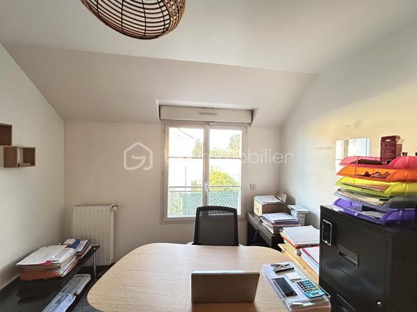 Maison familiale d'exception (2009) : 4 chambres dont suite parentale et mezzanine, jardin & garage – Limeil-Brévannes

Jérôme DREUMONT du réseau BSK Immobilier vous propose  (en exclusivité) ce bien coup de coeur 

Offrant un cadre de vie idéal pour une famille, découvrez cette belle maison mitoyenne d'un seul côté (côté garage), offrant 102 m² habitables (116 m² au sol). 
Située au calme dans une résidence privée, fermée et sécurisée, elle séduit par son agencement optimal, ses prestations soignées et sa proximité immédiate avec les écoles, transports et commerces.

🌿 Au rez-de-chaussée : Pièce de vie & Jardin
Entrée accueillante avec premier WC indépendant.

Double salon-séjour lumineux donnant sur le coin cuisine.

Accès direct à la terrasse ensoleillée et au jardin clos de plus de 100 m².

Accès intérieur au garage fermé de 15 m².

🛏️ Au 1er étage : L'espace nuit complet (4 pièces + commodités)
Une suite parentale (plus de 11 m²) avec sa salle d'eau privative attenante et placards intégrés (sur mesure).

2 autres chambres lumineuses.

Une 4e pièce polyvalente (anciennement 4e chambre, actuellement aménagée en bureau) avec placards sur mesure, équipée d'un escalier menant à une mezzanine privée de 16,50 m² au sol.

Une grande salle de bain familiale avec double vasque.

Un deuxième WC indépendant.

🚗 Extérieurs & Stationnement :
Jardin privatif sans vis-à-vis direct avec terrasse.

Garage fermé (15 m²) + 2 places de parking privatives devant la maison.

📍 Emplacement idéal pour la vie de famille :
Écoles : Maternelle et primaire Anatole France à 5 min à pied, collège à 7-8 min.

Transports : Bus 427 et 428 à proximité, accès rapide au Câble C1 (Câble A1)

Commerces : Petit Auchan à 650 m, Lidl à moins d'1 km.

🛠️ Diagnostics & Équipements irréprochables :
DPE : Classe C (Excellente isolation, dépenses estimées entre 1 280 € et 1 790 €/an).

Construction récente (2009) : Double vitrage, chauffage individuel au gaz.

Zéro anomalie : Installations électrique et gaz parfaitement conformes.

Assainissement conforme.

💡 L'avis du professionnel :
Une maison particulièrement fonctionnelle où tout le pôle nuit et travail se trouve réuni au 1er étage, complété par le volume coup de cœur de la mezzanine. Entre l'absence totale d'anomalies techniques et la classe DPE C, c'est un bien « clé en main ».

Soyez les premiers à la visiter!